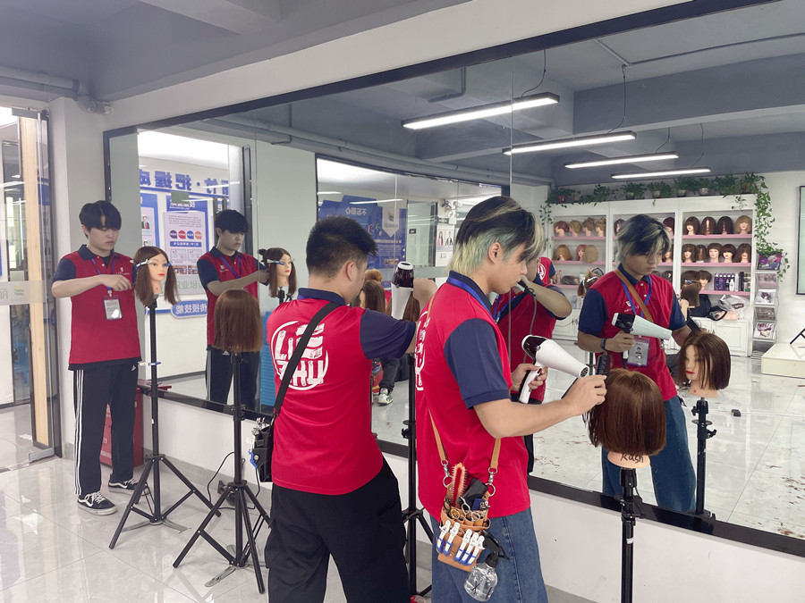 廣西學(xué)美發(fā)吹風(fēng)：對吹風(fēng)造型造成影響的要素