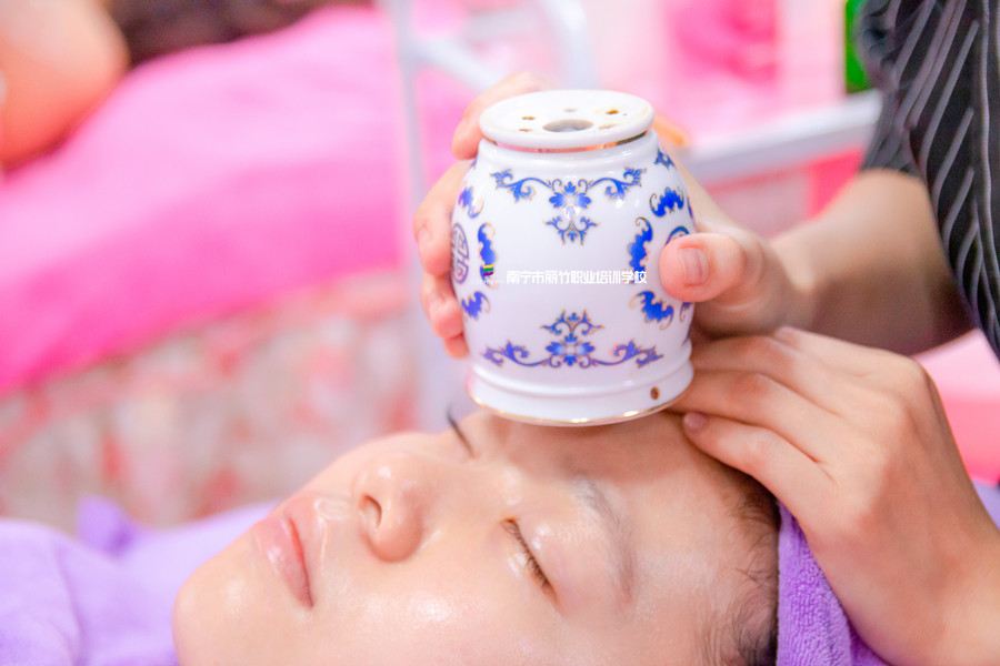 艾灸罐艾灸額頭的好處，廣西艾灸學校課程講解
