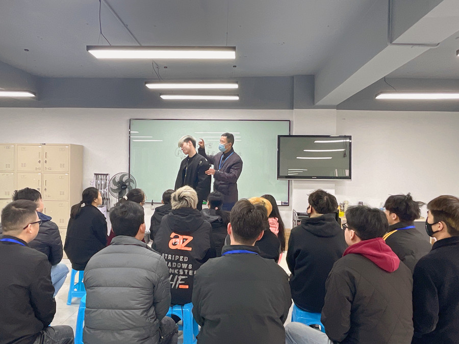 起發(fā)腳是什么？南寧學(xué)理發(fā)剪發(fā)培訓(xùn)