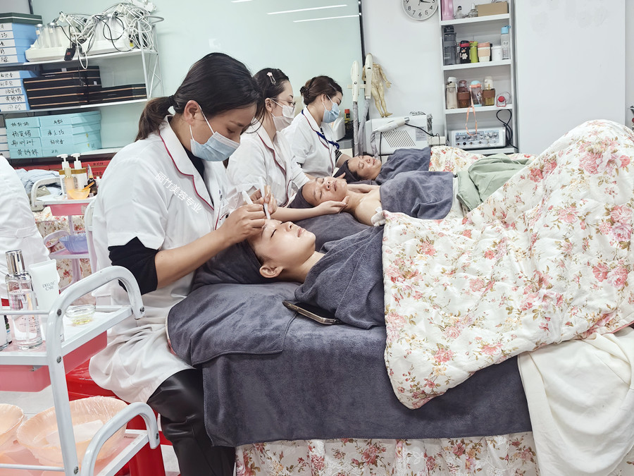 春天進(jìn)行面部撥筋和面部敷濕膜的好處