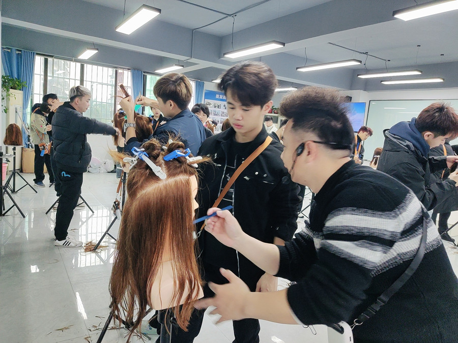 南寧剪女發(fā)哪里時(shí)尚？南寧哪里可以學(xué)剪女？