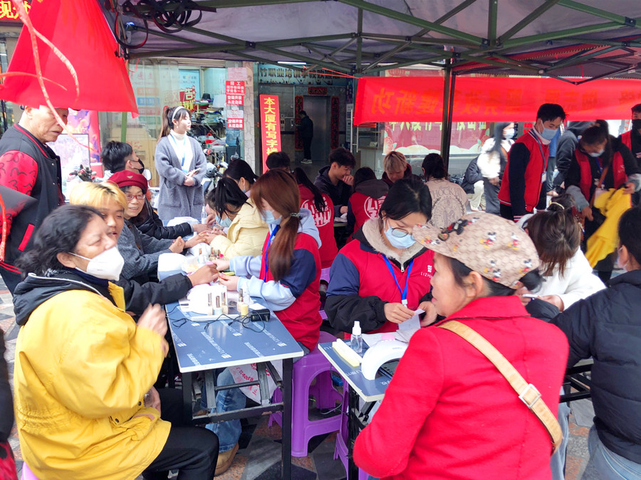 美甲活動(dòng)免費(fèi)，南寧美甲造型專業(yè)學(xué)校開啟“學(xué)雷鋒月”