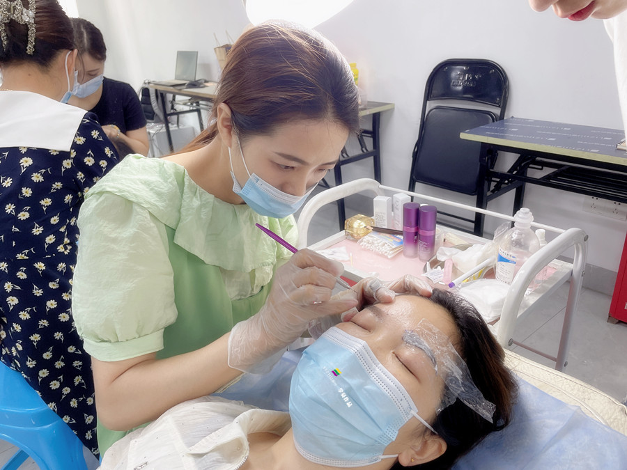 南寧教紋繡：如何掌握紋繡上色的時間？