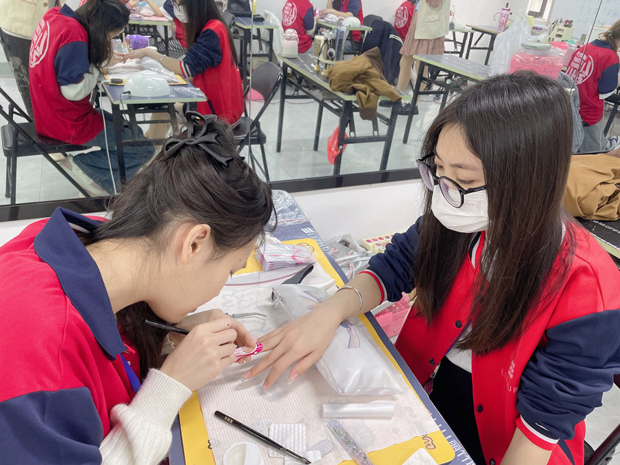 光療美甲進(jìn)氣泡怎么辦？南寧美甲課件講解