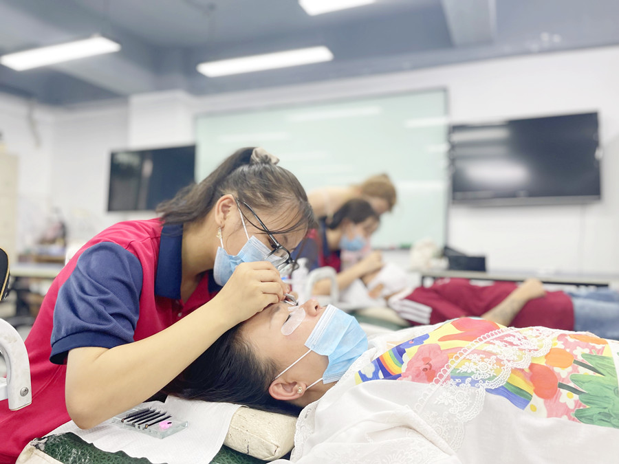 如何成為高價(jià)美睫師？南寧美睫學(xué)校排行分享技巧