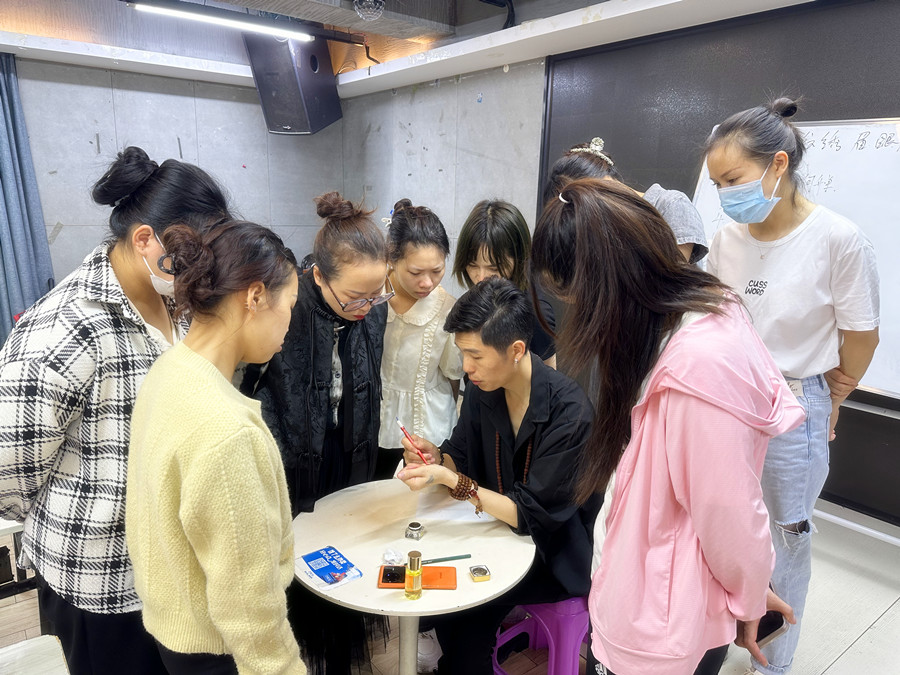 薄唇和厚唇的調(diào)整方法，廣西紋繡進(jìn)修深造培訓(xùn)?