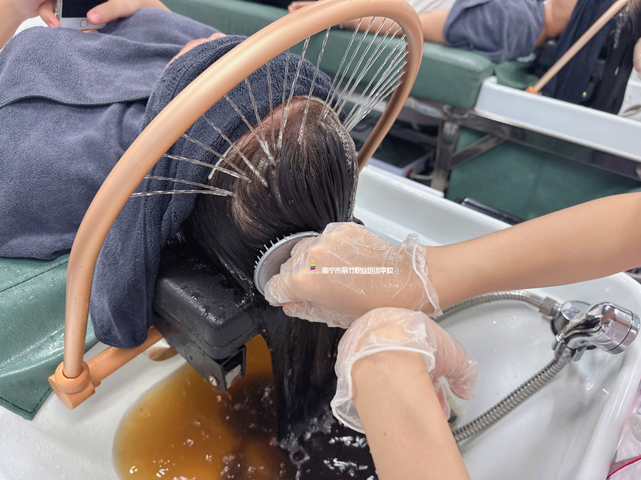 艾葉煮水洗頭好處？廣西頭療養(yǎng)發(fā)學(xué)校講解