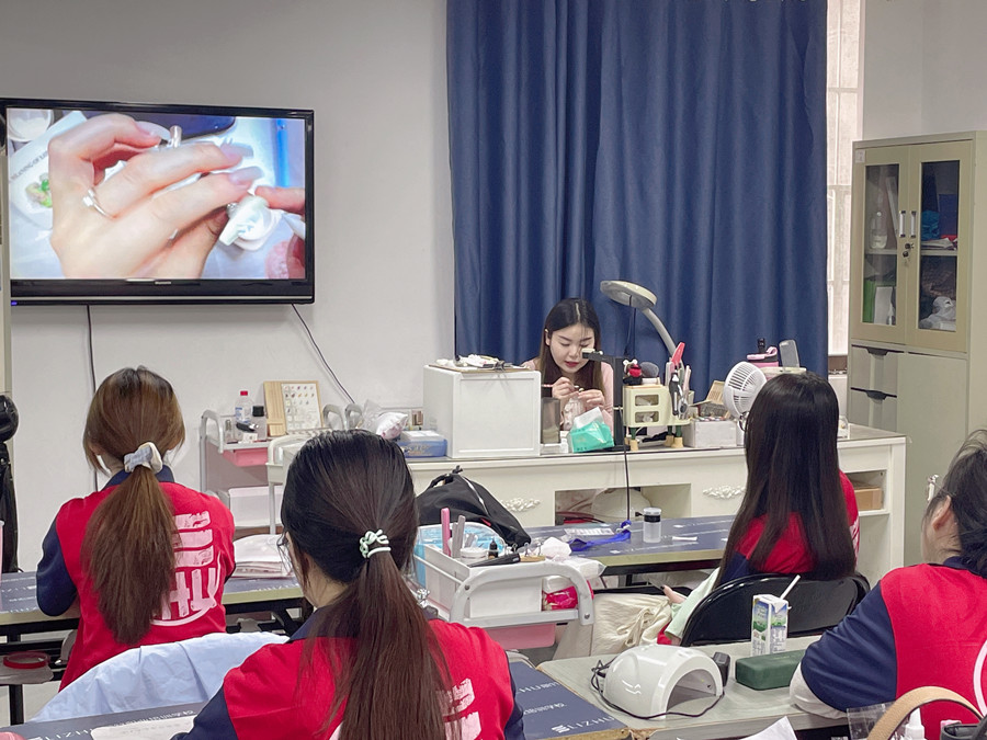 廣西學(xué)美甲有前途嗎？廣西美甲行業(yè)的前景如何？