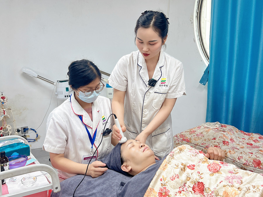 定期深層清潔面部肌膚的好處，廣西美容護(hù)膚學(xué)習(xí)