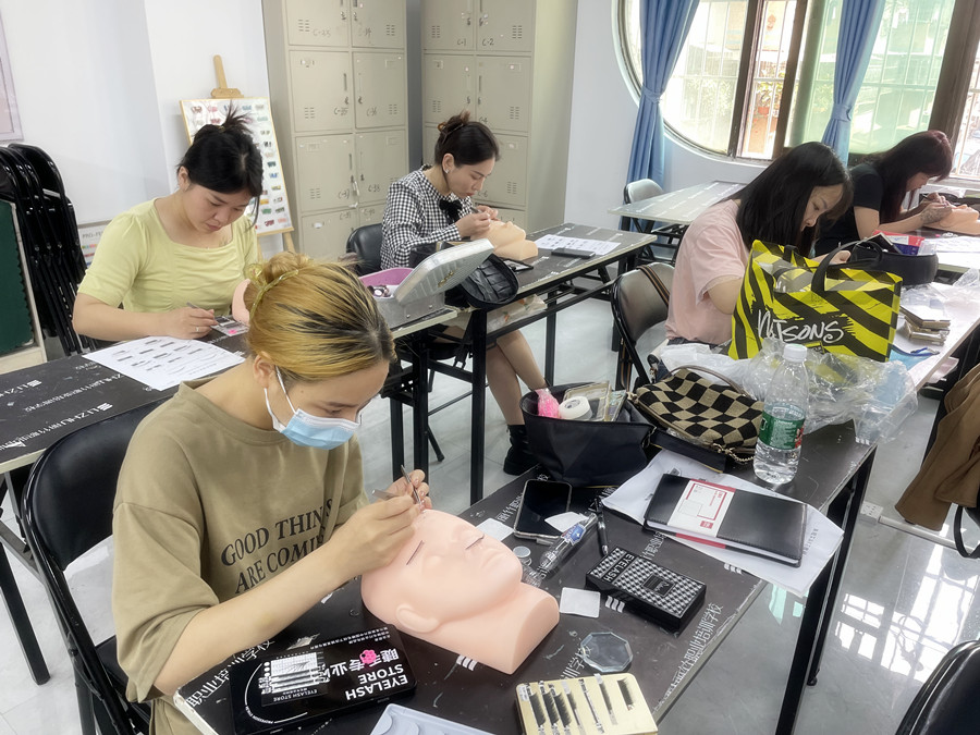 睫毛的基礎(chǔ)知識，南寧美甲培訓(xùn)正規(guī)講解