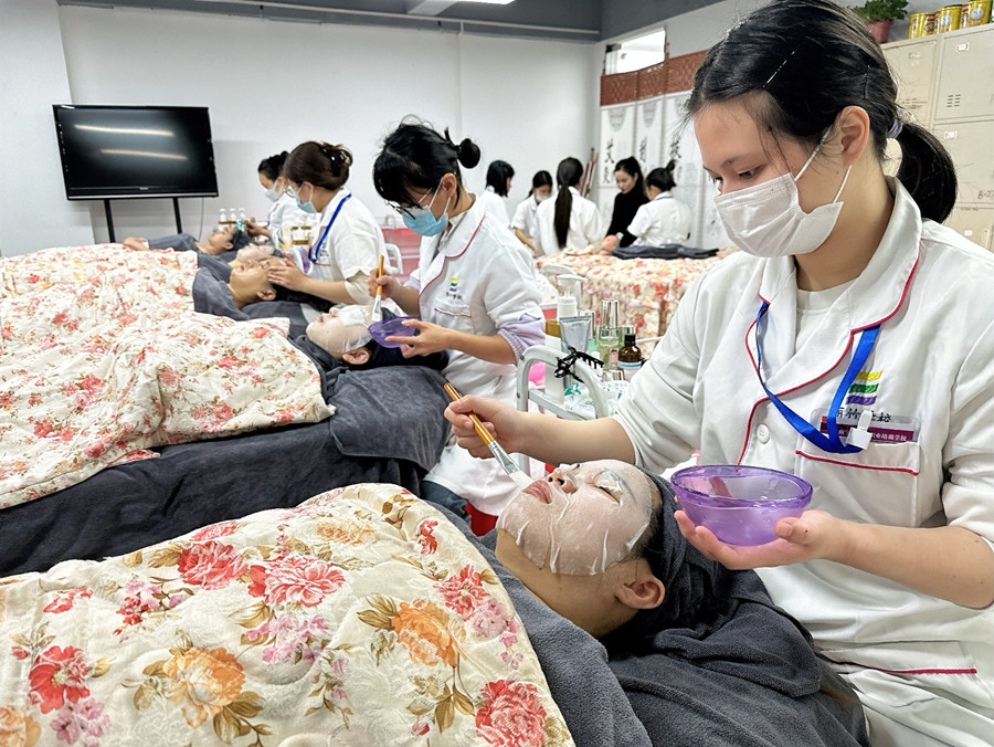 水膜的核心作用是什么？南寧美容培訓(xùn)機(jī)構(gòu)