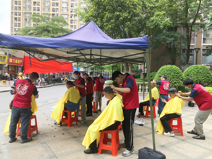 麗竹學(xué)校免費(fèi)理發(fā)服務(wù)送到家，居民連聲感謝