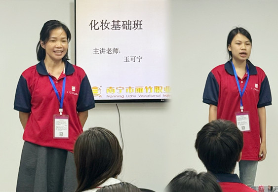 化妝新生自我介紹，廣西化妝課堂日常