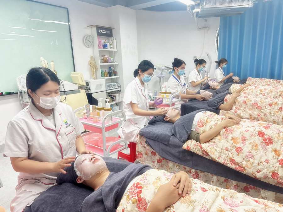 面部護(hù)理實(shí)操課堂練習(xí)，南寧美容護(hù)膚實(shí)訓(xùn)