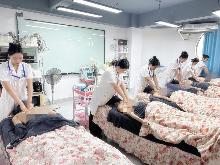 零基礎(chǔ)背部按摩實(shí)操課，廣西美容課堂隨拍