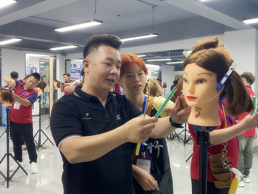 南寧美發(fā)女士精剪學員操作，南寧美發(fā)訓練