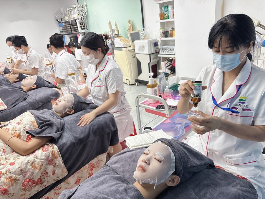 初秋面部補(bǔ)水護(hù)理，廣西皮膚管理操作講解