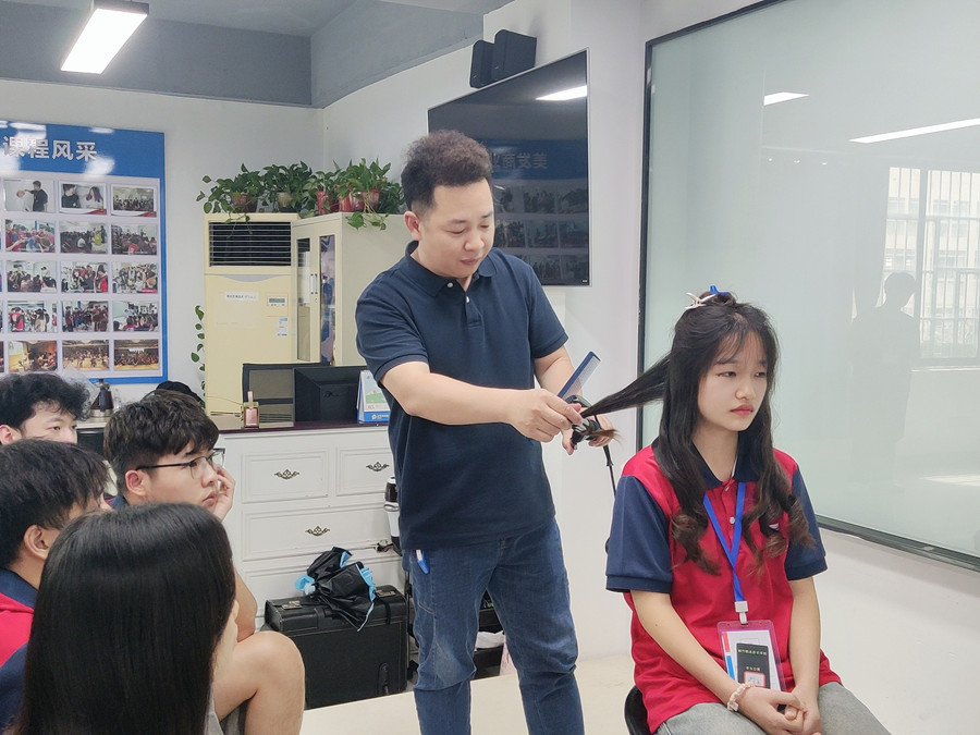 從零基礎(chǔ)學(xué)燙發(fā)：紋理燙手法示范