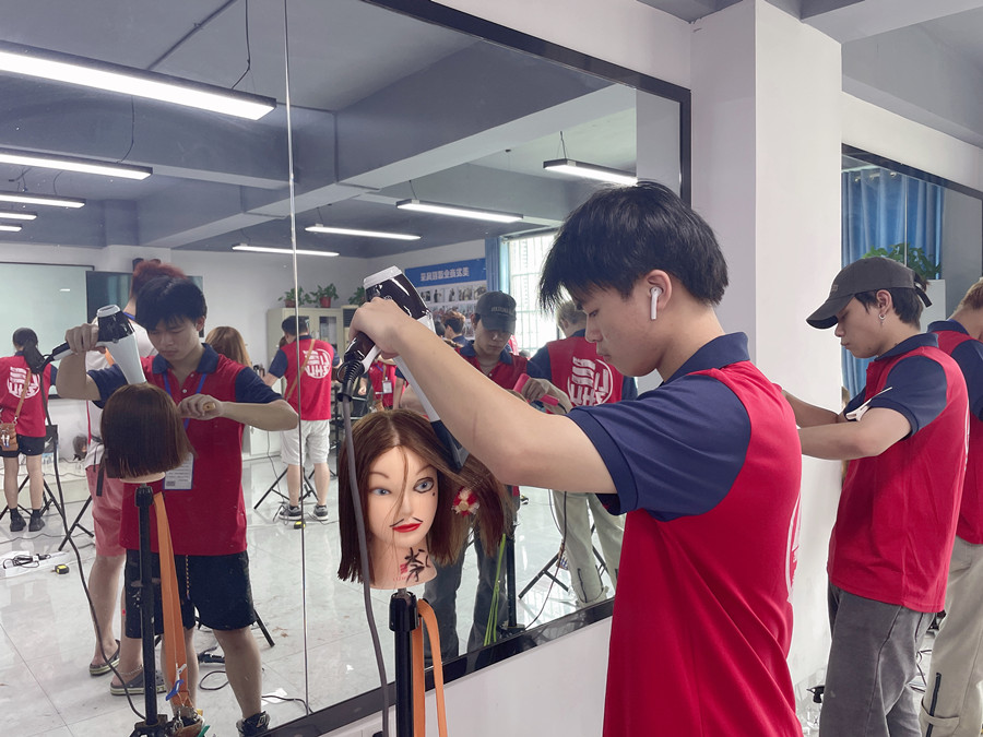 洗完頭應不應該包頭發(fā)？廣西美發(fā)教學