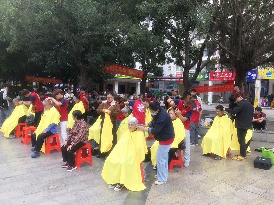 南寧美發(fā)學(xué)校外出實(shí)踐活動(dòng)，檢驗(yàn)學(xué)員技術(shù)能力