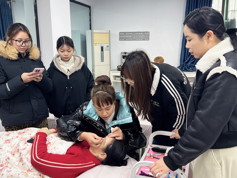 在南寧學(xué)紋繡，解鎖美業(yè)新技能