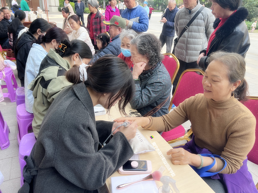 南寧美甲學(xué)校公益活動，一場有意義的外出教學(xué)