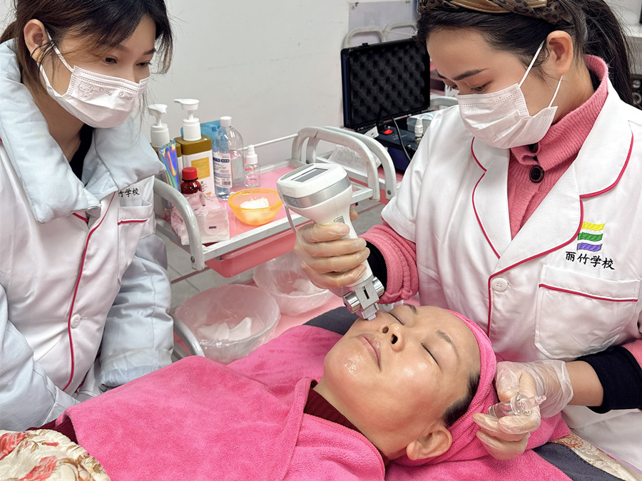 操作水光的步驟關(guān)鍵，南寧皮膚管理培訓