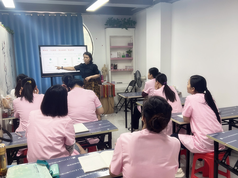為什么推薦初高中畢業(yè)生學(xué)美容？